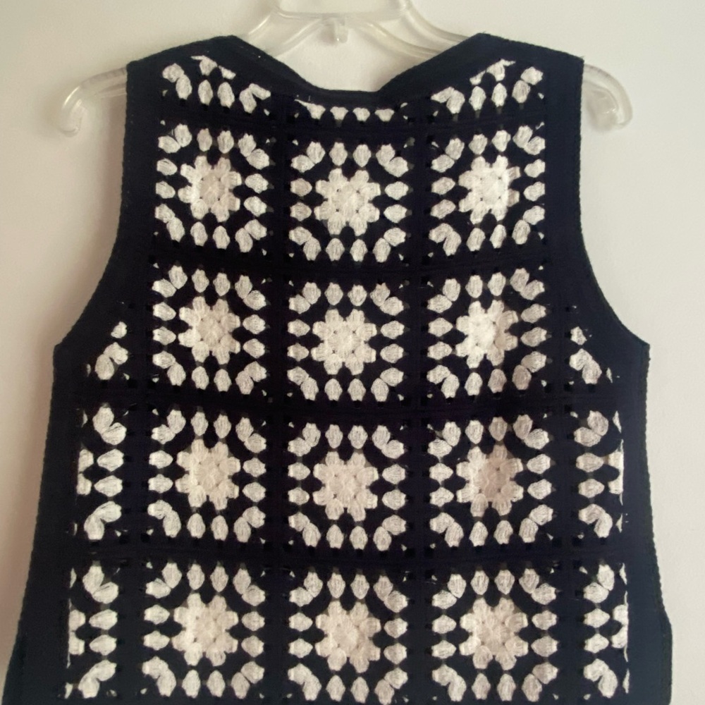 Ann Taylor Weekend Size XXSP Navy Blue and White Crochet Sleeveless Top - Picture 2 of 7